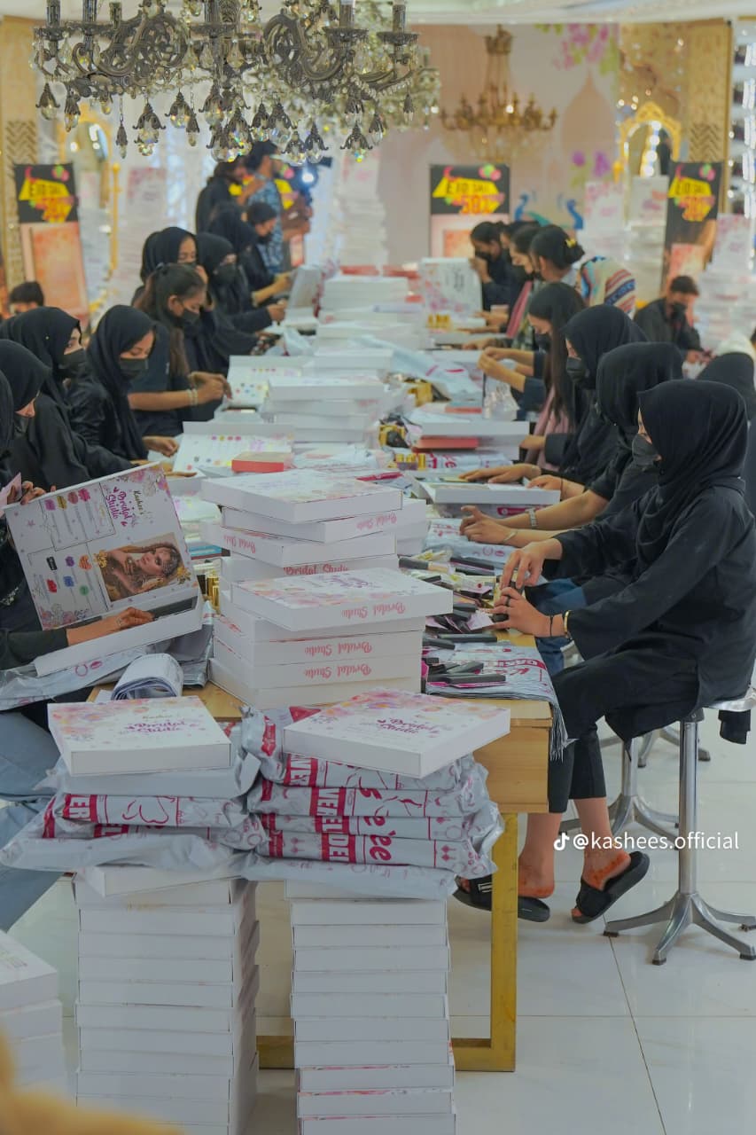 KASHEE,S BRIDAL STUDIO KIT Combo Foundation Compact Powder Eyelashes Lens Mascara Eyeliner Eye Shades Kit